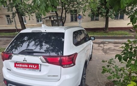 Mitsubishi Outlander III рестайлинг 3, 2018 год, 2 000 000 рублей, 3 фотография