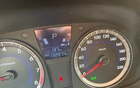 Hyundai Solaris II рестайлинг, 2011 год, 660 000 рублей, 4 фотография