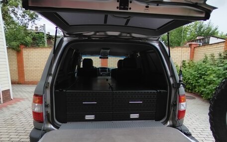 Toyota Land Cruiser 100 рестайлинг 2, 2006 год, 3 000 000 рублей, 11 фотография