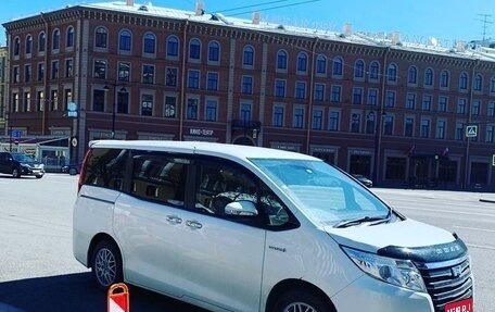 Toyota Noah III, 2014 год, 1 890 000 рублей, 1 фотография