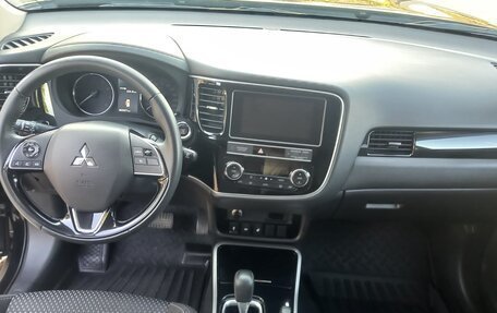 Mitsubishi Outlander III рестайлинг 3, 2019 год, 2 600 000 рублей, 4 фотография