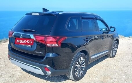 Mitsubishi Outlander III рестайлинг 3, 2019 год, 2 600 000 рублей, 3 фотография
