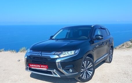 Mitsubishi Outlander III рестайлинг 3, 2019 год, 2 600 000 рублей, 2 фотография