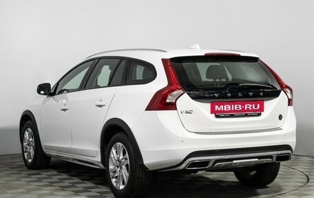 Volvo V60 Cross Country II, 2018 год, 2 149 000 рублей, 7 фотография