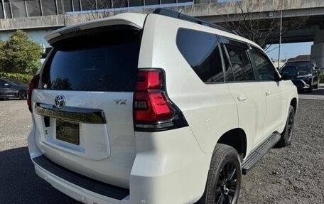 Toyota Land Cruiser Prado 150 рестайлинг 2, 2022 год, 3 950 000 рублей, 6 фотография