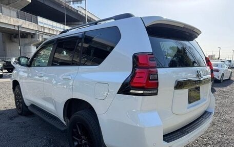 Toyota Land Cruiser Prado 150 рестайлинг 2, 2022 год, 3 950 000 рублей, 10 фотография