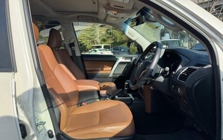 Toyota Land Cruiser Prado 150 рестайлинг 2, 2022 год, 3 950 000 рублей, 29 фотография