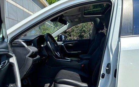 Toyota RAV4, 2021 год, 2 450 000 рублей, 7 фотография