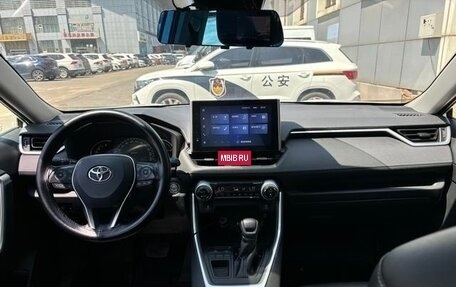 Toyota RAV4, 2021 год, 2 450 000 рублей, 9 фотография