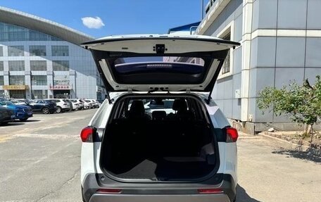 Toyota RAV4, 2021 год, 2 450 000 рублей, 14 фотография