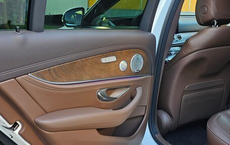 Mercedes-Benz E-Класс, 2020 год, 4 000 000 рублей, 25 фотография