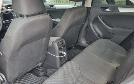 Volkswagen Jetta VI, 2011 год, 650 000 рублей, 12 фотография