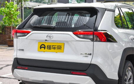 Toyota RAV4, 2024 год, 3 680 000 рублей, 9 фотография