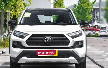 Toyota RAV4, 2024 год, 3 680 000 рублей, 2 фотография