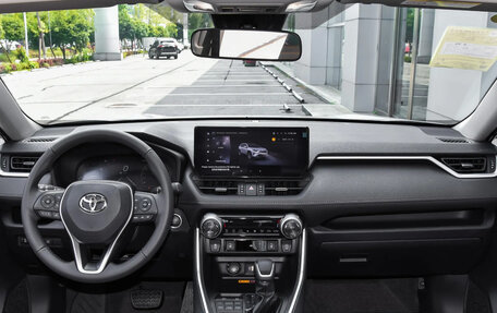 Toyota RAV4, 2024 год, 3 680 000 рублей, 40 фотография