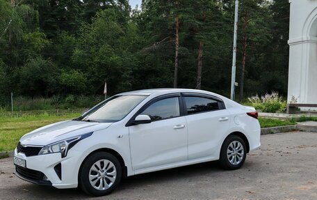 KIA Rio IV, 2021 год, 1 650 000 рублей, 2 фотография
