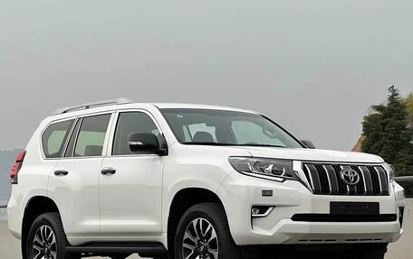 Toyota Land Cruiser Prado 150 рестайлинг 2, 2025 год, 9 400 000 рублей, 2 фотография