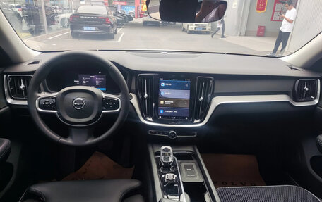 Volvo V60 II, 2022 год, 3 576 000 рублей, 4 фотография