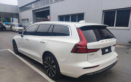 Volvo V60 II, 2022 год, 3 576 000 рублей, 2 фотография