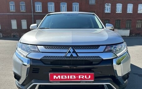 Mitsubishi Outlander III рестайлинг 3, 2019 год, 2 090 000 рублей, 1 фотография