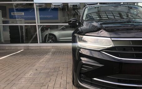 Volkswagen Tiguan II, 2021 год, 3 390 000 рублей, 21 фотография