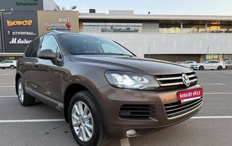 Volkswagen Touareg III, 2011 год, 1 585 000 рублей, 2 фотография