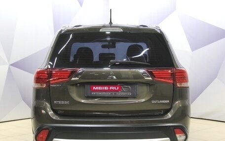 Mitsubishi Outlander III рестайлинг 3, 2015 год, 1 399 000 рублей, 4 фотография
