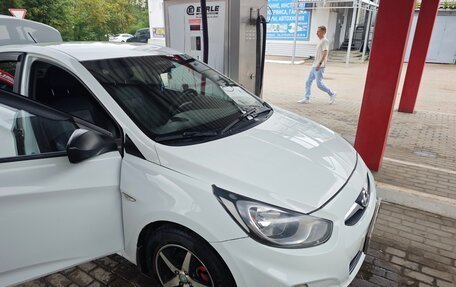 Hyundai Solaris II рестайлинг, 2011 год, 700 000 рублей, 6 фотография