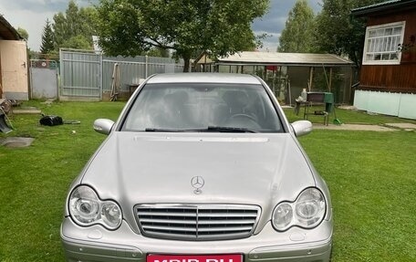 Mercedes-Benz C-Класс, 2005 год, 1 100 000 рублей, 1 фотография