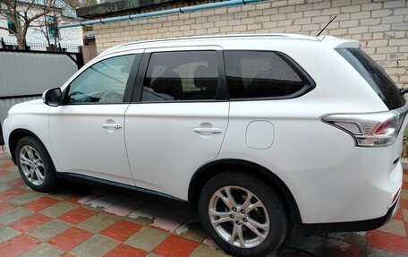 Mitsubishi Outlander III рестайлинг 3, 2014 год, 1 650 000 рублей, 2 фотография