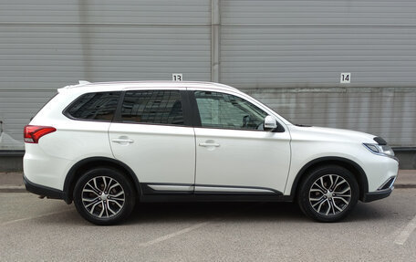Mitsubishi Outlander III рестайлинг 3, 2018 год, 1 799 000 рублей, 4 фотография