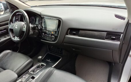 Mitsubishi Outlander III рестайлинг 3, 2018 год, 1 799 000 рублей, 10 фотография