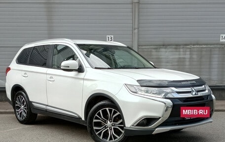 Mitsubishi Outlander III рестайлинг 3, 2018 год, 1 799 000 рублей, 3 фотография