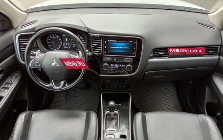 Mitsubishi Outlander III рестайлинг 3, 2018 год, 1 799 000 рублей, 13 фотография