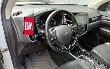 Mitsubishi Outlander III рестайлинг 3, 2018 год, 1 799 000 рублей, 9 фотография