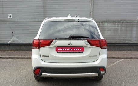 Mitsubishi Outlander III рестайлинг 3, 2018 год, 1 799 000 рублей, 6 фотография