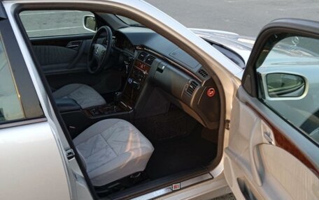 Mercedes-Benz E-Класс, 2001 год, 1 000 000 рублей, 13 фотография