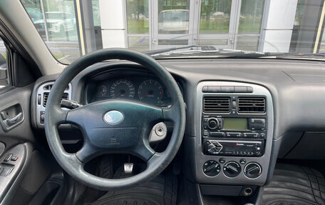 Toyota Avensis III рестайлинг, 2001 год, 320 000 рублей, 18 фотография