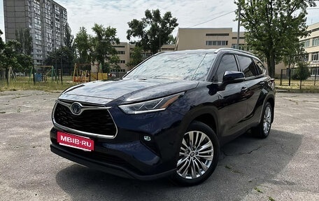 Toyota Highlander, 2022 год, 4 399 000 рублей, 1 фотография