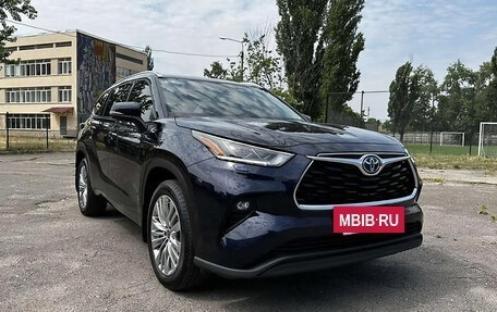 Toyota Highlander, 2022 год, 4 399 000 рублей, 3 фотография