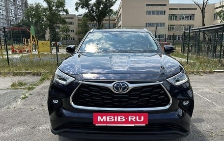 Toyota Highlander, 2022 год, 4 399 000 рублей, 2 фотография