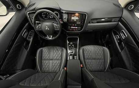 Mitsubishi Outlander III рестайлинг 3, 2022 год, 2 649 000 рублей, 9 фотография