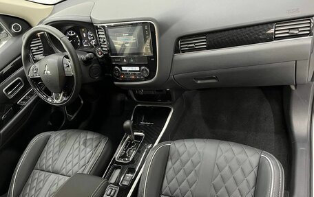 Mitsubishi Outlander III рестайлинг 3, 2022 год, 2 649 000 рублей, 13 фотография
