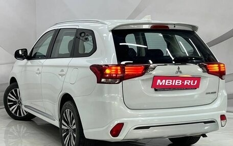 Mitsubishi Outlander III рестайлинг 3, 2022 год, 2 649 000 рублей, 7 фотография