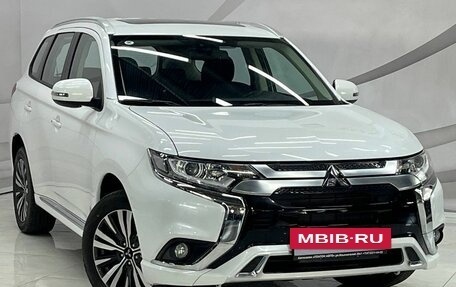 Mitsubishi Outlander III рестайлинг 3, 2022 год, 2 649 000 рублей, 3 фотография