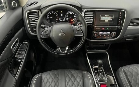Mitsubishi Outlander III рестайлинг 3, 2022 год, 2 649 000 рублей, 10 фотография