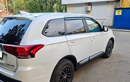 Mitsubishi Outlander III рестайлинг 3, 2018 год, 2 000 000 рублей, 2 фотография