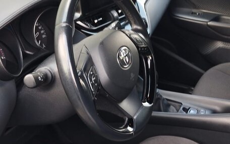 Toyota C-HR I рестайлинг, 2019 год, 2 650 000 рублей, 9 фотография