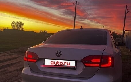 Volkswagen Jetta VI, 2011 год, 730 000 рублей, 3 фотография