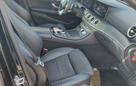 Mercedes-Benz E-Класс, 2019 год, 3 750 000 рублей, 6 фотография